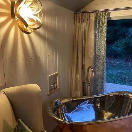 Chez Maurice Luxury Shepherds Hut With Bath And Hot Tub Kelling Exterior photo