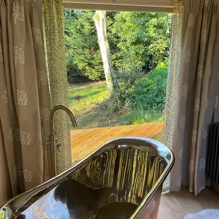 Chez Maurice Luxury Shepherds Hut With Bath And Hot Tub Kelling Exterior photo
