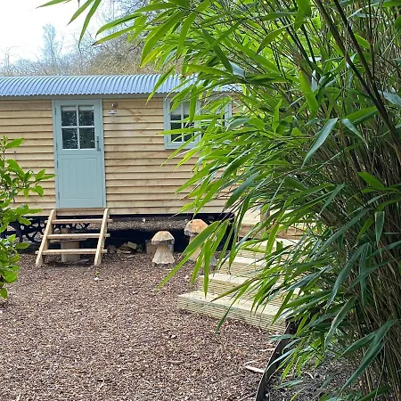 Chez Maurice Luxury Shepherds Hut With Bath And Hot Tub Kelling Exterior photo