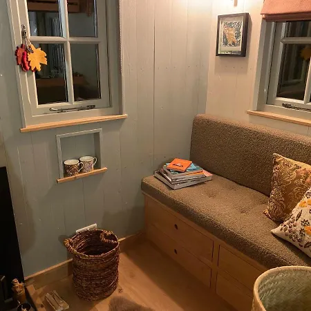 Chez Maurice Luxury Shepherds Hut With Bath And Hot Tub Kelling Exterior photo