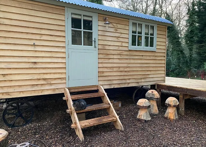 Chez Maurice Luxury Shepherds Hut With Bath And Hot Tub