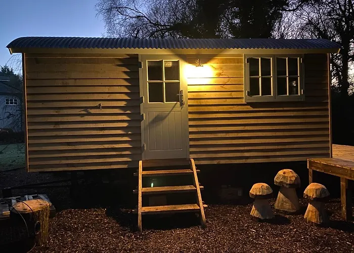 Chez Maurice Luxury Shepherds Hut With Bath And Hot Tub