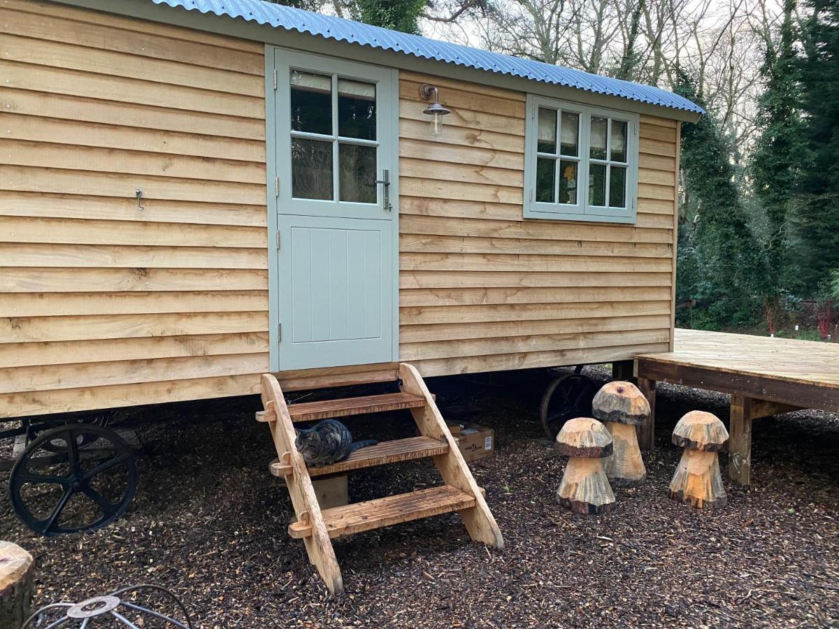 Holiday home Chez Maurice Luxury Shepherds Hut With Bath And Hot Tub