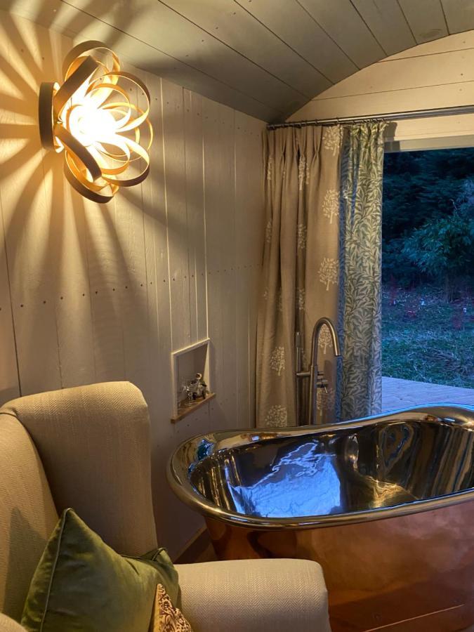 Chez Maurice Luxury Shepherds Hut With Bath And Hot Tub * Kelling