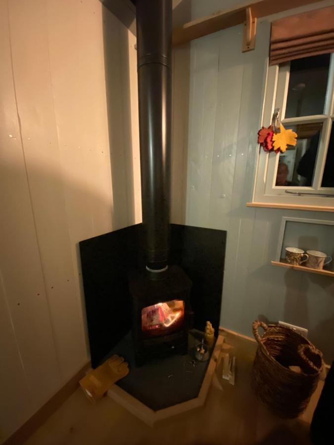 Holiday home Chez Maurice Luxury Shepherds Hut With Bath And Hot Tub *