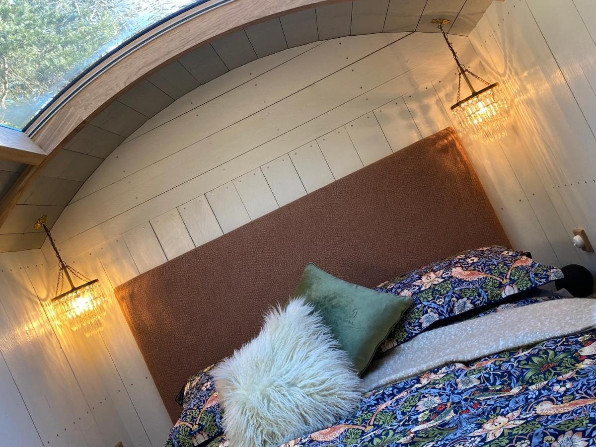 Holiday home Chez Maurice Luxury Shepherds Hut With Bath And Hot Tub Kelling