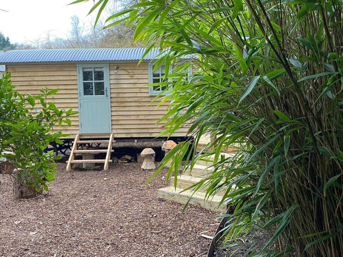 Chez Maurice Luxury Shepherds Hut With Bath And Hot Tub Holiday home Kelling